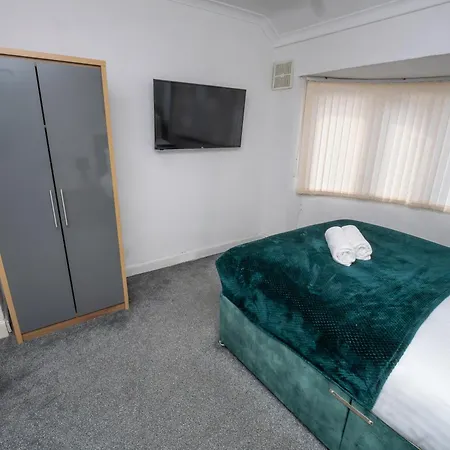 Apartment Spacious 3br With Driveway Near Nec & Airport *