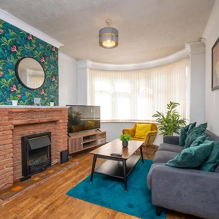 Apartment Spacious 3br With Driveway Near Nec & Airport *