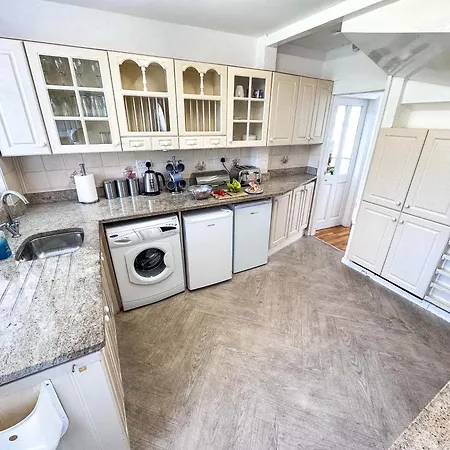 Spacious 3br With Driveway Near Nec & Airport Apartment